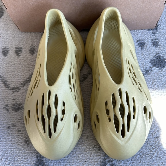 adidas Yeezy Foam RNNR - Picture 3 of 10